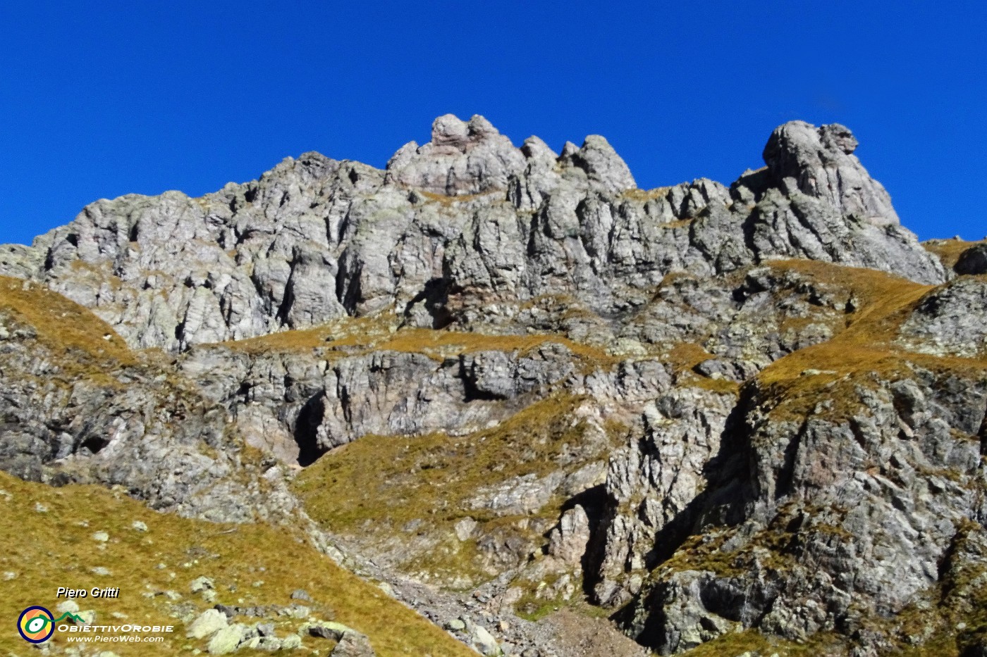 39 Il Torrione di S. Giacomo prosegue roccioso.JPG -                                